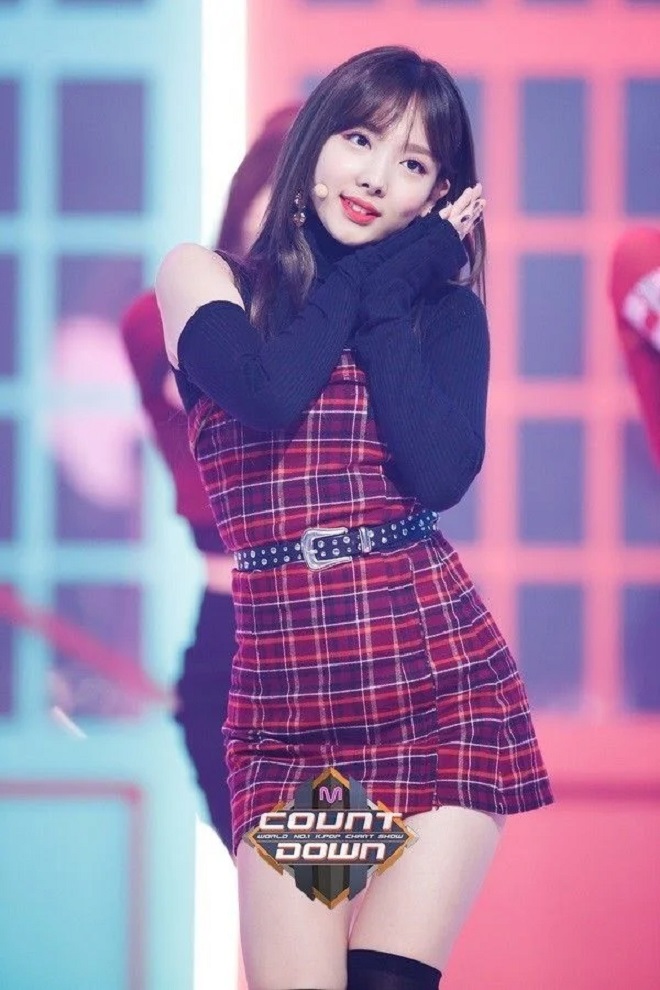 Những lần Nayeon Twice đẹp 'điên đảo' với đồ kẻ caro