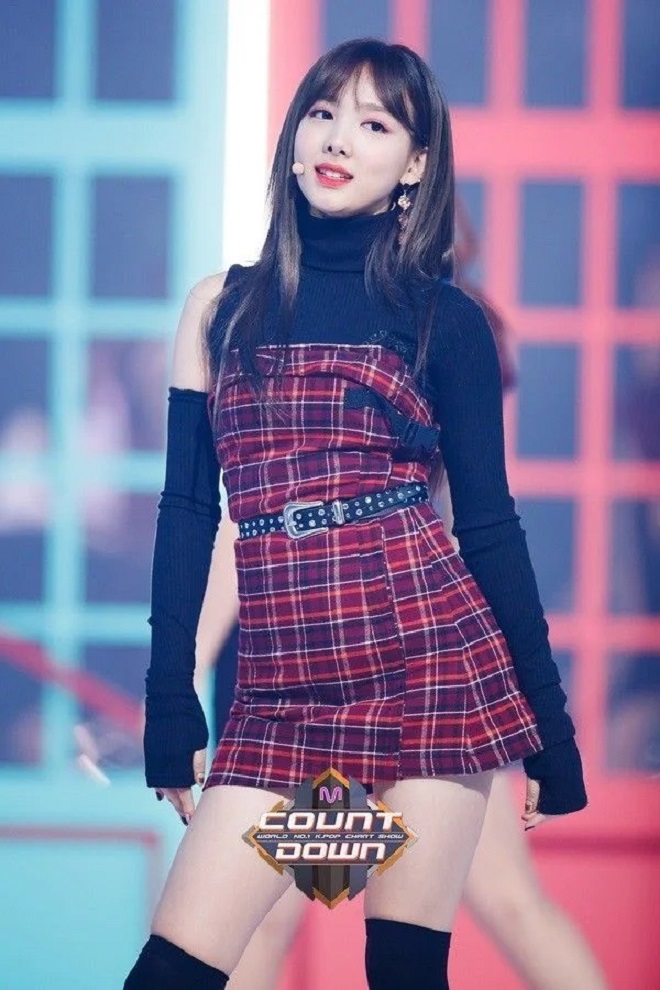 Nayeon, Twice, Nayeon là nữ hoàng thời trang, Nayeon trong trang phục kẻ caro, More & More, phong cách thời trang của Nayeon, gu thời trang của Nayeon