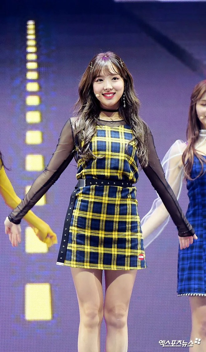 Nayeon, Twice, Nayeon là nữ hoàng thời trang, Nayeon trong trang phục kẻ caro, More & More, phong cách thời trang của Nayeon, gu thời trang của Nayeon