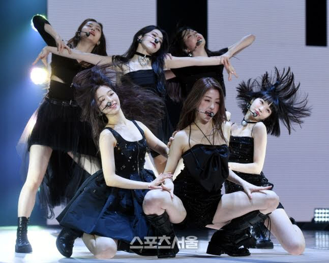 K-pop, Trang phục gây tranh cãi của K-pop nữ, LE SSERAFIM, ITZY, Apink, Tin Kpop