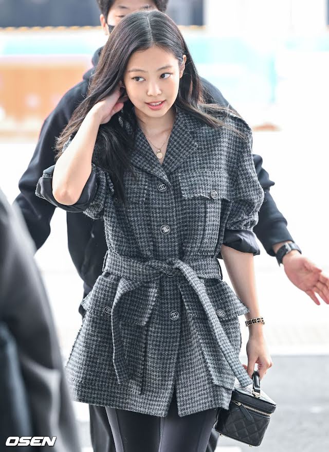 Jennie BLACKPINK gây sốt khi tham gia Paris Fashion Week 2022