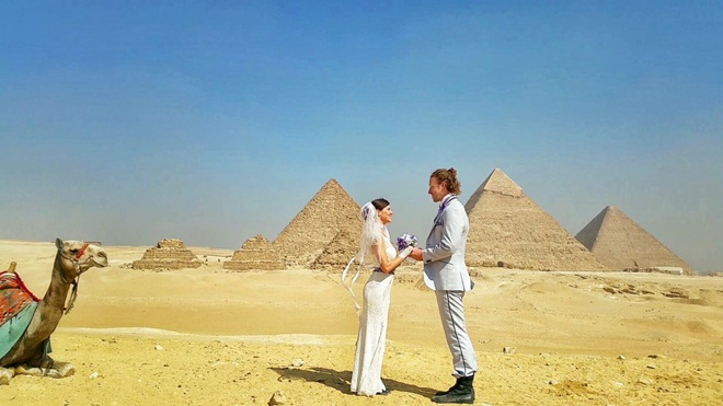 Cặp đôi mê du lịch đi khắp thế giới và cưới nhau... 100 lần
