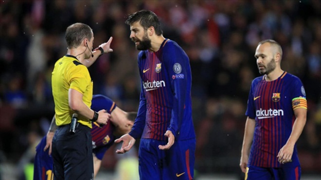 Pique lại ghi bàn... bằng tay, lần này bị đuổi, hại đồng đội, bị chính CĐV Barca 'ném đá'