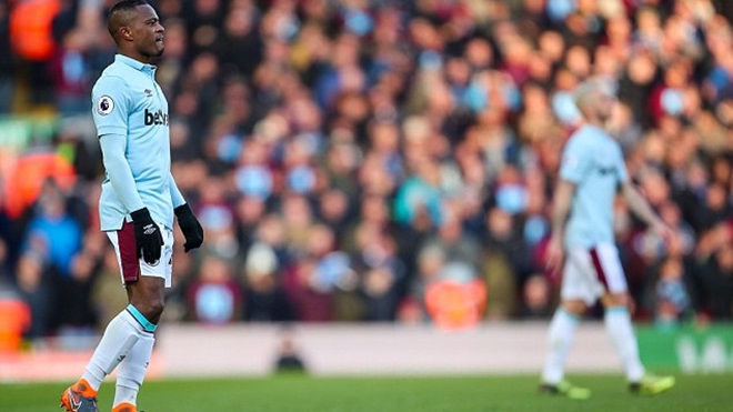 Bức xúc vì fan Liverpool nhạo báng Patrice Evra, 'trả thù' vụ Suarez