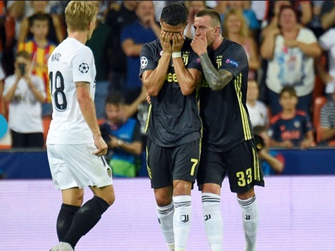 Valencia 0-2 Juventus: Trọng tài có sai lầm, rút thẻ đỏ trực tiếp đuổi Ronaldo?