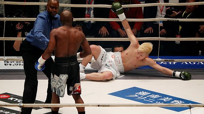 Floyd Mayweather hạ gục võ sĩ kickbox số 1 Nhật Bản cực chóng vánh