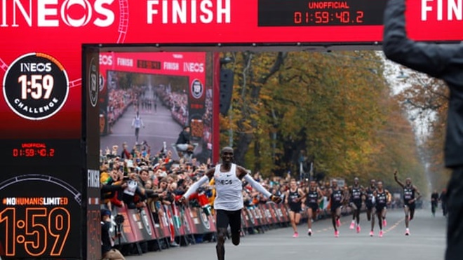 VĐV người Kenya Eliud Kipchoge chạy marathon dưới 2 giờ, đi vào lịch sử điền kinh thế giới