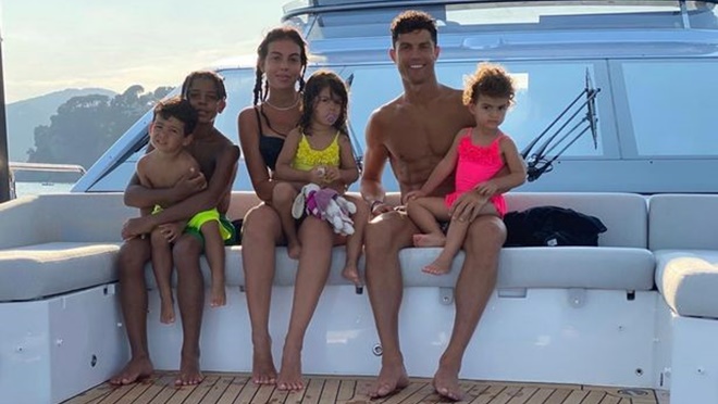 Bong da, Tin tức bóng đá, Ronaldo mua du thuyền mới, Ronaldo ăn mừng, Juventus vô địch Serie A, Ronaldo. Cristiano Ronaldo, CR7, Ronaldo và bạn gái, Juve vô địch Serie A