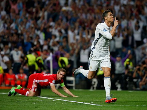 Ronaldo ăn mừng bàn thắng vào lưới Bayern Munich