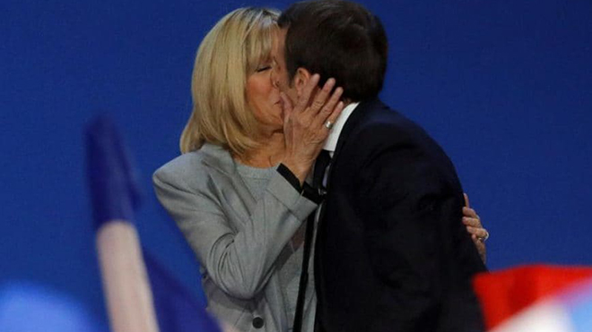 Tân Thổng thống Pháp Macron hôn vợ đắm đuối trong thời khắc công bố chiến thắng
