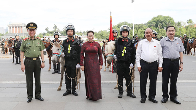 Thủ tướng Nguyễn Xuân Phúc và Chủ tịch Quốc hội Nguyễn Thị Kim Ngân dự buổi ra mắt lực lượng Cảnh sát cơ động kỵ binh