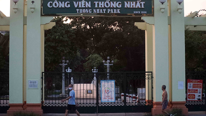 Người dân Hà Nội vẫn ra đường tập thể dục lúc rạng sáng