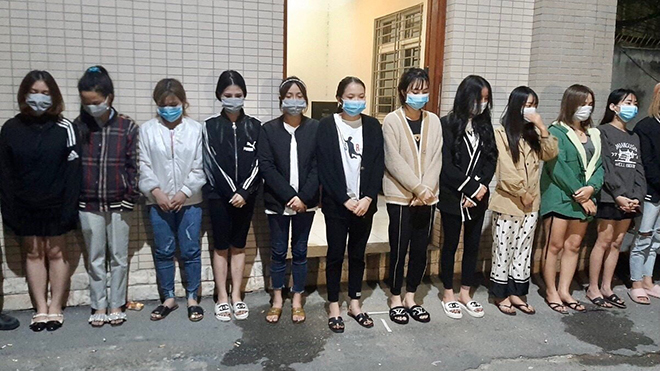 Hà Nội: 'Đột kích' quán karaoke phát hiện khách dương tính ma túy, nhân viên mặc 'thiếu vải'