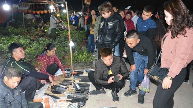 Tấp nập du khách đến chợ Viềng Nam Định - phiên chợ cầu may đầu năm