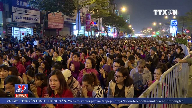 VIDEO: Hàng ngàn người xếp hàng cầu an tại chùa Phúc Khánh