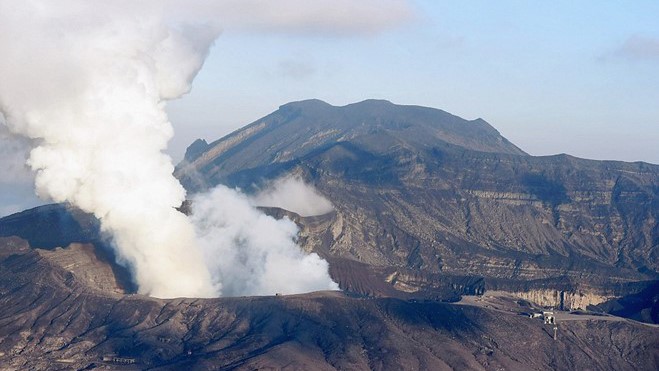Núi lửa Aso ở Nhật Bản 'thức giấc' với cột khói bụi cao 1.600m