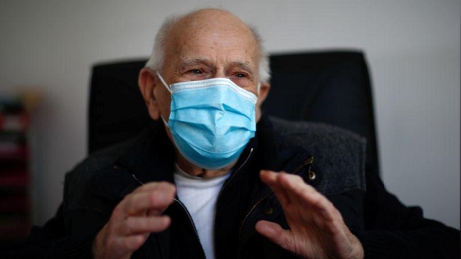 Bác sĩ 99 tuổi không 'nghỉ hưu' để giúp đỡ các bệnh nhân COVID-19