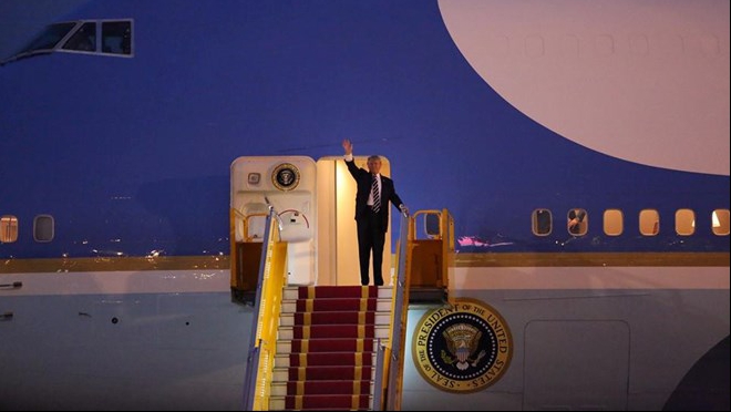 TRỰC TIẾP: Những hình ảnh đầu tiên của Tổng thống Donald Trump ở Hà Nội