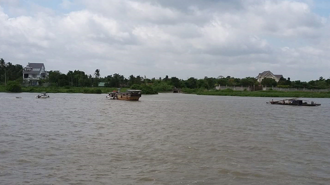 Sà lan và tàu chở cát va chạm trên sông Sài Gòn khiến 2 người mất tích