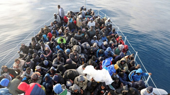 Giải cứu hơn 400 người di cư đang trôi dạt trên biển