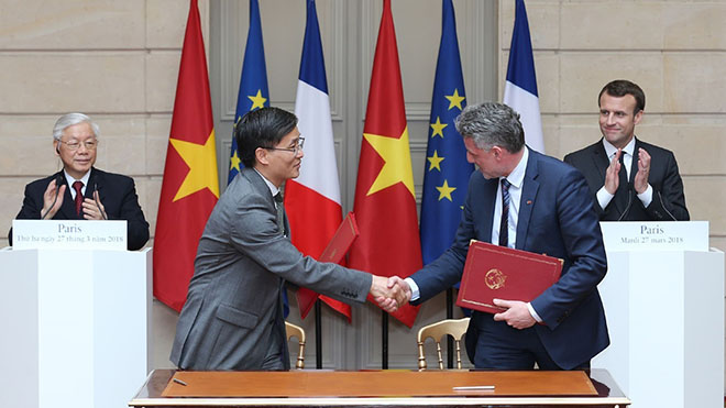Tổng Bí thư Nguyễn Phú Trọng và Tổng thống Pháp chứng kiến lễ ký nhiều văn bản hợp tác