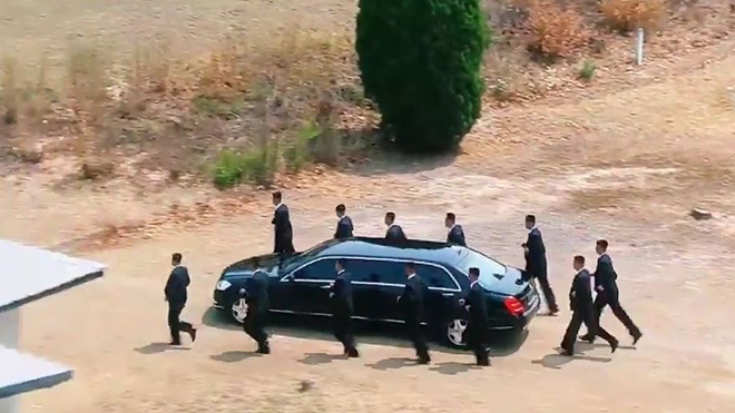 VIDEO Hội nghị liên Triều: 12 vệ sĩ chạy theo xe, tháp tùng ông Kim Jong-un về lại Triều Tiên để ăn trưa
