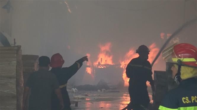 Hỏa hoạn thiêu rụi gần 3.000 m2 nhà xưởng tại công ty chuyên sản xuất đồ gỗ ở Bình Dương 