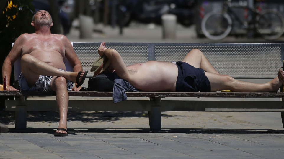 Nắng nóng tiếp tục 'thiêu đốt' các nước Tây Âu với mức nhiệt cao kỷ lục