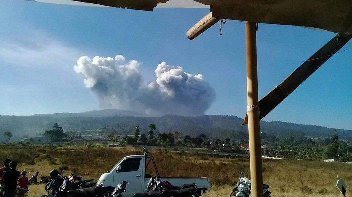 Núi lửa ở thành phố đông dân thứ 3 Indonesia thức giấc