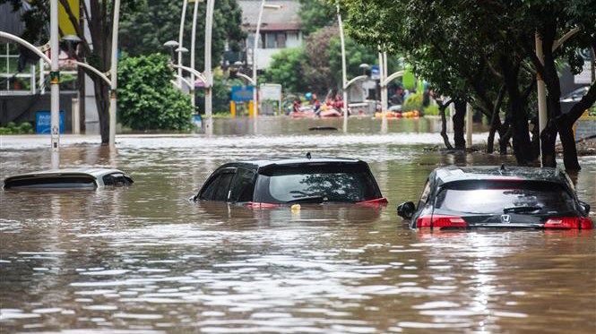 Bão Dujuan giảm cấp trước khi vào Biển Đông