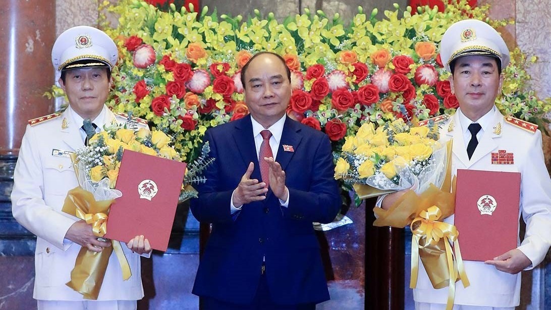 Chủ tịch nước Nguyễn Xuân Phúc trao quyết định thăng cấp bậc Thượng tướng cho hai Thứ trưởng Bộ Công an