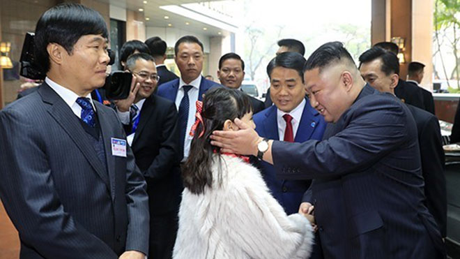 Em bé Hà Nội trong đoàn Việt Nam đón chào Chủ tịch Triều Tiên Kim Jong-un