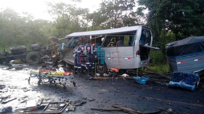 Ít nhất 13 người chết trong vụ tai nạn liên hoàn giữa 6 phương tiện