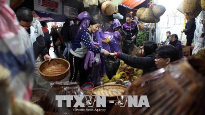 Hàng vạn người đội mưa về chợ Viềng họp phiên 'mua may, bán rủi'