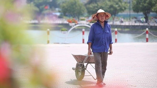 Công nhân 'phơi mình' dưới nắng 37 độ C, phố đi bộ Trịnh Công Sơn cận ngày khai trương