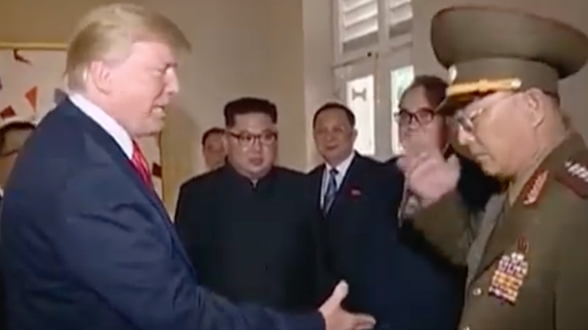 Video Tổng thống Trump chào kiểu nhà binh với Tướng Triều Tiên gây chú ý
