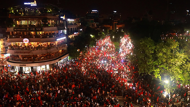 Hàng vạn người hâm mộ xuống đường ăn mừng chiến thắng lịch sử ASIAD 2018