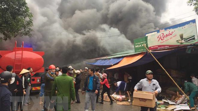 Nghệ An: Đang cháy lớn tại dãy nhà kho ở gần khu vực chợ Vinh