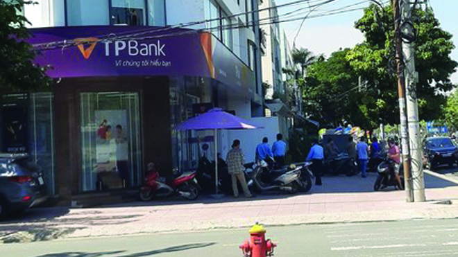 Bắt đối tượng tẩm xăng lên người đi cướp ngân hàng tại TP HCM