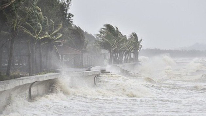 Áp thấp nhiệt đới gây mưa lớn trên đất liền và gió giật mạnh ở biển
