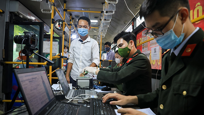 Hà Nội: Sử dụng xe ô tô cơ động, linh hoạt trong cấp Căn cước công dân gắn chíp điện tử