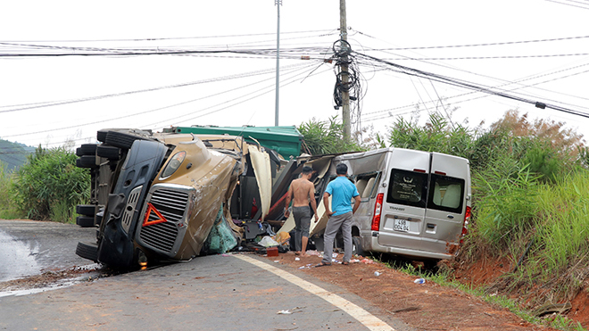 Lâm Đồng: Ô tô rơi xuống vực sâu, 2 người bị thương nặng