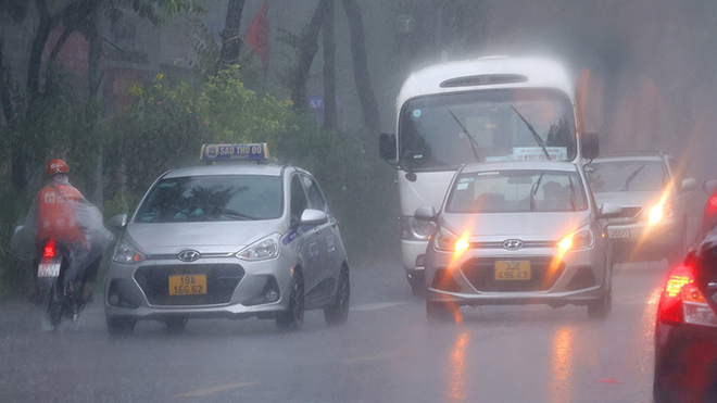 Mưa lớn tại Hà Nội, nhiều tuyến phố bị ngập