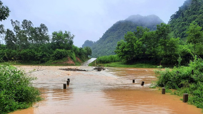 Quảng Bình: Mưa lớn gây ngập lụt, chia cắt nhiều tuyến đường, hàng trăm hộ dân bị ngập