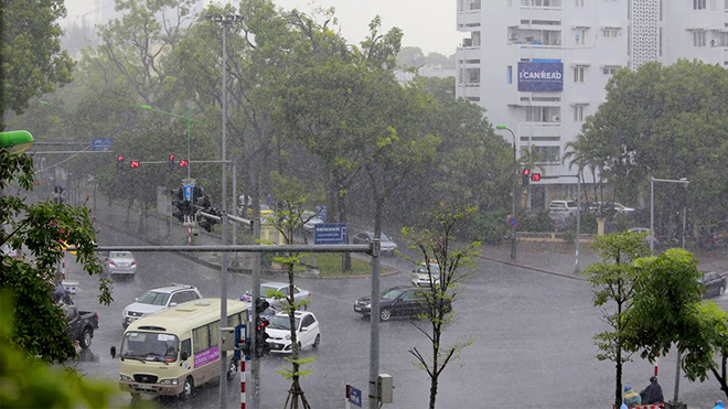 Cơn mưa ngang qua, Hà Nội hạ nhiệt sau trận nắng nóng kỷ lục