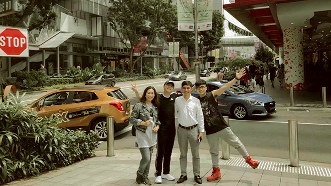 Sơn Tùng M-TP ấm áp bên gia đình và cậu em 'soái ca' trong chuyến du lịch Singapore
