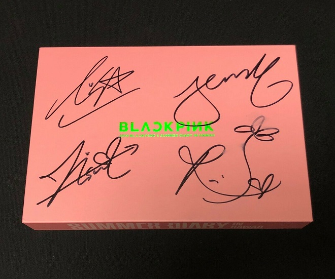 Dành cho fans Blackpink, hình ảnh chữ ký của các cô gái sẽ khiến bạn được ngắm nhìn nét đẹp và phong cách của mỗi thành viên, cùng với thông điệp thông qua từng nét chữ.