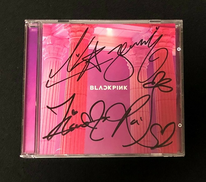 Bạn là fan của nhóm nhạc Blackpink? Nếu vậy, đừng bỏ lỡ cơ hội để xem những đồ lưu niệm Blackpink sưu tập từ khắp nơi trên thế giới. Hãy để hình ảnh đưa bạn đến với trải nghiệm mua sắm độc đáo này.