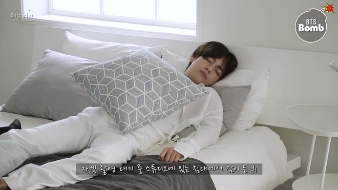 BTS, RM, Jin, J-Hope, Jungkook, V, BTS 2020, 4 thành viên có thói quen khi ngủ siêu hài hước của BTS, thói quen ngủ của BTS, BTS bóc phốt nhau, BTS ngủ, BTS tin tức