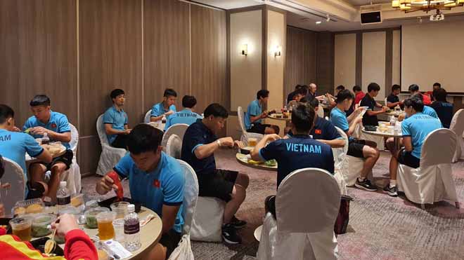 Tuyển Việt Nam lại mệt mỏi về chuyện ăn uống ở AFF Cup 2020